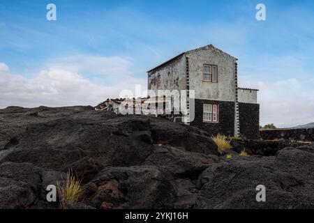 Le village de Lajido est situé dans l'un des centres de la cave de lave sur l'île de Pico, aux Açores. Banque D'Images