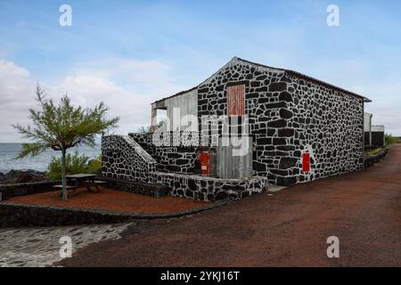 Le village de Lajido est situé dans l'un des centres de la cave de lave sur l'île de Pico, aux Açores. Banque D'Images