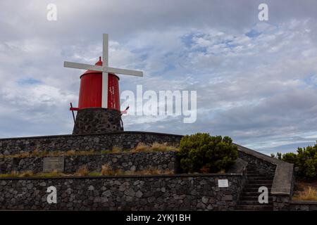 Le moulin à vent restauré de Avenida do Mar à São Roque do Pico, île de Pico, Açores. Banque D'Images