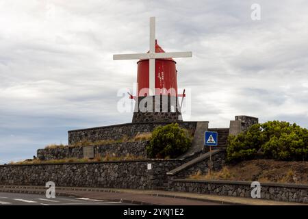 Le moulin à vent restauré de Avenida do Mar à São Roque do Pico, île de Pico, Açores. Banque D'Images