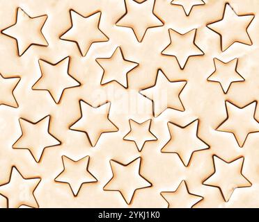 Fond de pâte à biscuits avec des étoiles découpées. Arrière-plan doux. Pâte à biscuits au sucre. Banque D'Images