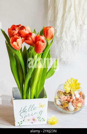 Bonjour Spring Box pleine de tulipes Banque D'Images