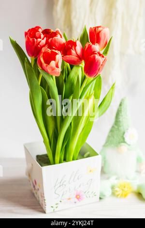 Bonjour Spring Box pleine de tulipes Banque D'Images