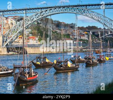 Bateaux Rabelo sur la rivière Duoro par Dom Luis 1 Pont (Ponte de Dom Luis 1), Porto, Porto, Portugal Banque D'Images