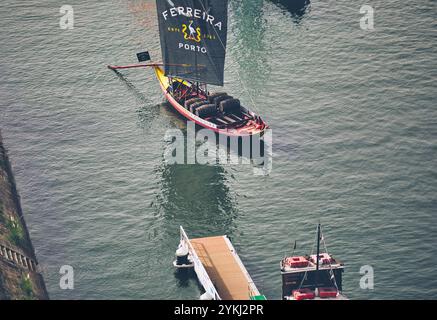 Bateau Rabelo amarré sur la rivière Duoro, Porto, Porto, Portugal Banque D'Images