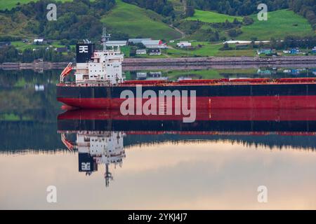 Cargo, rivière Sagueney, la Baie, Saguenay, Québec, Canada Banque D'Images