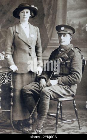 Un soldat du 2nd Dragoons (Royal Scots Greys) aux côtés d'une femme portant un badge de chérie pour le régiment, pris à Dumfries pendant la première Guerre mondiale. Banque D'Images