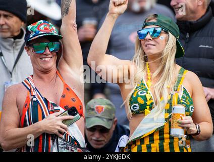 Chicago, il, États-Unis. 17 novembre 2024. Les fans des Chicago Bears et des Green Bay Packers acclament avant le match à Chicago, dans l'Illinois. Mike Wulf/CSM/Alamy Live News Banque D'Images