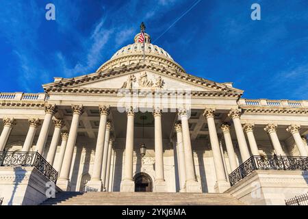 Le Capitole à Washington DC avec le drapeau américain spectaculaire vue en bas angle du Capitole à Washington DC Washington USA *** Das Kapitol en W Banque D'Images