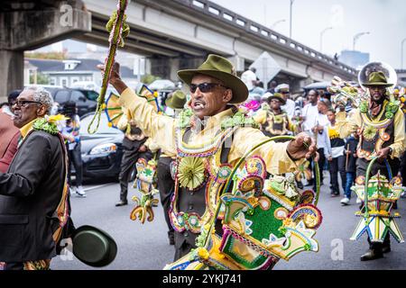 Membres du Sudan social and Pleasure Club dans la parade de deuxième ligne se déplaçant dans les rues du quartier Treme à la Nouvelle-Orléans, en Louisiane Banque D'Images
