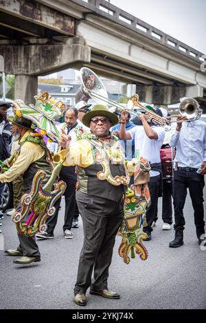 Membres du Sudan social and Pleasure Club dans la parade de deuxième ligne se déplaçant dans les rues du quartier Treme à la Nouvelle-Orléans, en Louisiane Banque D'Images