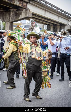 Membres du Sudan social and Pleasure Club dans la parade de deuxième ligne se déplaçant dans les rues du quartier Treme à la Nouvelle-Orléans, en Louisiane Banque D'Images