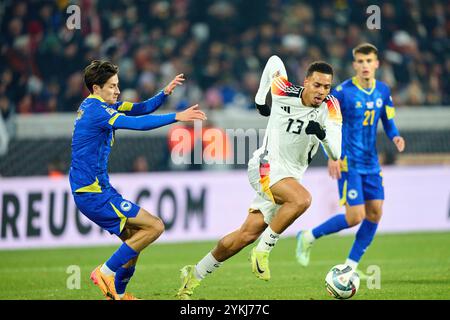 Felix Nmecha, DFB 13 Competition for the ball, tackling, duel, header, zweikampf, action, combat contre Ivan Basic, Bosnien-Herzégovine Nr. 13 dans l'UEFA Nations League 2024 match ALLEMAGNE - BOSNIE HERZÉGOVINE 7-0 dans la saison 2024/2025 au 16 novembre 2024 à Fribourg, Allemagne. Photographe : Peter Schatz Banque D'Images