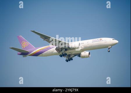 21.10.2024, Singapur, Republik Singapur, Asien - Ein Passagierflugzeug der Thai Airways vom Typ Boeing 777-200 mit der Registrierung HS-TJT im Landeanflug auf den internationalen Flughafen Changi. Thai ist Mitglied der Star Alliance Luftfahrtallianz, einem internationalen Netzwerk von Fluggesellschaften. *** 21 10 2024, Singapour, République de Singapour, Asie A Thai Airways Boeing 777 200 avion de passagers immatriculé HS TJT à l'approche de l'aéroport international de Changi Thai est membre de l'alliance aérienne Star Alliance, un réseau international de compagnies aériennes Banque D'Images