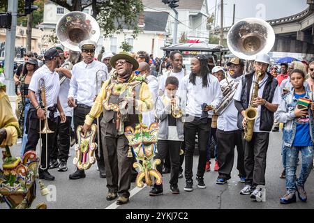Membres du Sudan social and Pleasure Club dans la parade de deuxième ligne se déplaçant dans les rues du quartier Treme à la Nouvelle-Orléans, en Louisiane Banque D'Images