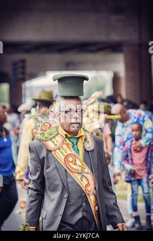 Un membre du Sudan social and Pleasure Club dans une parade de deuxième ligne se déplaçant dans les rues du quartier Treme à la Nouvelle-Orléans, en Louisiane. Banque D'Images