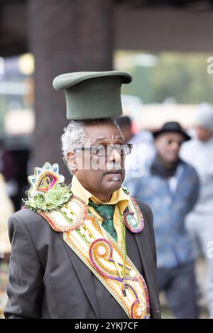 Un membre du Sudan social and Pleasure Club dans une parade de deuxième ligne se déplaçant dans les rues du quartier Treme à la Nouvelle-Orléans, en Louisiane. Banque D'Images