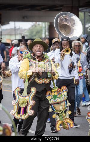 Membres du Sudan social and Pleasure Club dans un défilé de deuxième ligne se déplaçant dans les rues du quartier Treme à la Nouvelle-Orléans, en Louisiane. Banque D'Images