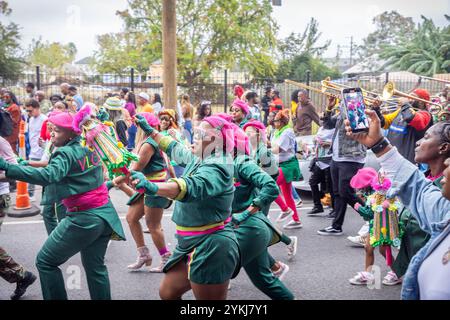 Un groupe communautaire d'aide sociale et de plaisir dansant dans second Line défilé se déplaçant dans les rues du quartier Treme à la Nouvelle-Orléans, Louisiane Banque D'Images