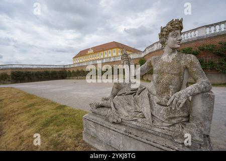 Engelhartstetten, Autriche : statue dans la cour du célèbre château baroque Habsburger Schloss Hof qui appartenait au prince Eugène de Savoie Banque D'Images