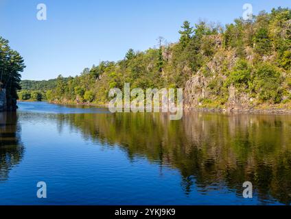 Dalles de la rivière Croix. Photographie du matin prise à Interstate State Park, près de Croix Falls, Wisconsin, USA. Banque D'Images