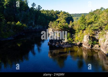 Dalles de la rivière Croix. Photographie du matin prise à Interstate State Park, près de Croix Falls, Wisconsin, USA. Banque D'Images