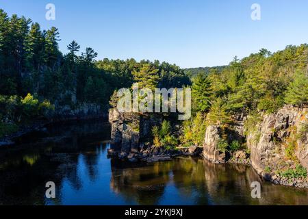 Dalles de la rivière Croix. Photographie du matin prise à Interstate State Park, près de Croix Falls, Wisconsin, USA. Banque D'Images