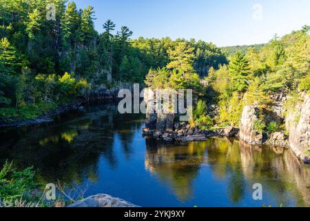 Dalles de la rivière Croix. Photographie du matin prise à Interstate State Park, près de Croix Falls, Wisconsin, USA. Banque D'Images