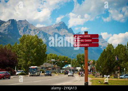 Un panneau touristique dans la petite ville de Canmore, dans le parc national Banff. Canmore, Canada - 08.03.2023 Banque D'Images