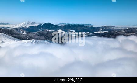 Volcan enneigé imposant au-dessus d'une couche de nuages (Mont Asama) Banque D'Images