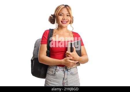 Étudiante filipina femelle avec sac à dos et livres debout et souriant à la caméra isolé sur fond blanc Banque D'Images