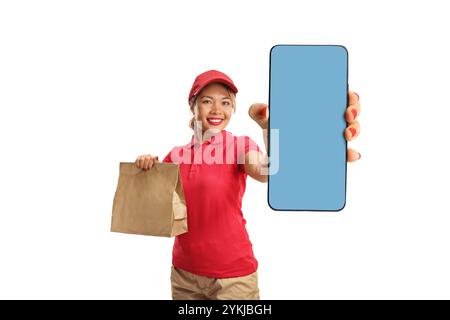 Femme de livraison de nourriture utilisant un téléphone intelligent isolé sur fond blanc Banque D'Images