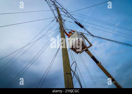 Groundman Chris Via fixe lignes pour Virginia's BARC Electric Cooperative pour ses efforts déployés dans l'installation de câbles à fibres optiques les poteaux électriques, ce qui permettra de porter à haute vitesse à large bande fiable pour le secteur pour la première fois. Les zones rurales où les entreprises et les consommateurs résidentiels utiliser le service à large bande sont plus susceptibles de profiter de l'augmentation des revenus, le taux de chômage plus faible et une plus forte croissance que celles qui n'ont pas le haut débit. Parce qu'à large bande offre la connectivité aux zones rurales, l'éducation, soins de santé et d'autres services nécessaires à la croissance économique, il devient rapidement indispensable dans Banque D'Images