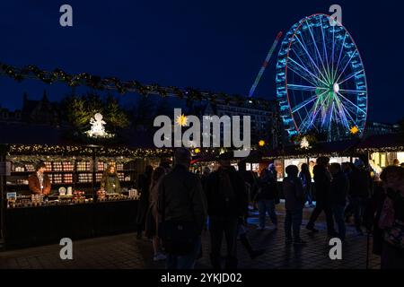 Edimbourg, Écosse, Royaume-Uni, 18 novembre 2024. Décorations et marché de Noël : la capitale se prépare pour la saison des fêtes sur la photo : le marché de Noël est ouvert aux visiteurs avec la grande roue de grande roue dans Princes Street Gardens. Crédit : Sally Anderson/Alamy Live News Banque D'Images