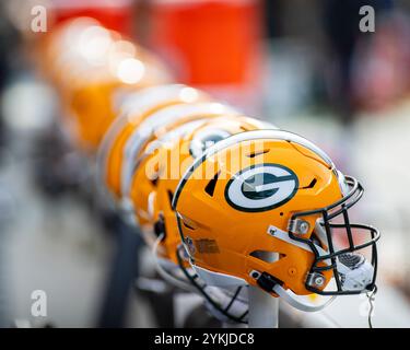 Chicago, il, États-Unis. 17 novembre 2024. Une vue des casques Green Bay Packers avant le match contre les Chicago Bears à Chicago, il. Mike Wulf/CSM/Alamy Live News Banque D'Images