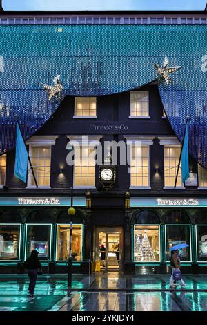 Londres, Royaume-Uni. 18 novembre 2024. Le Tiffany & Co dans Old Bond Street. Des lumières de Noël, des boules et des décorations élaborées ont été installées le long de Bond Street et de ses boutiques de luxe, Piccadilly, Burlington Arcade et tout au long de Mayfair en prévision de la saison des achats de Noël. Crédit : Imageplotter/Alamy Live News Banque D'Images