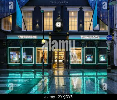 Londres, Royaume-Uni. 18 novembre 2024. Le Tiffany & Co dans Old Bond Street. Des lumières de Noël, des boules et des décorations élaborées ont été installées le long de Bond Street et de ses boutiques de luxe, Piccadilly, Burlington Arcade et tout au long de Mayfair en prévision de la saison des achats de Noël. Crédit : Imageplotter/Alamy Live News Banque D'Images