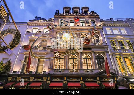 Londres, Royaume-Uni. 18 novembre 2024. L'installation lumineuse « Christmas at Cartier » présente un affichage inter-gallactique. Des lumières de Noël, des boules et des décorations élaborées ont été installées le long de Bond Street et de ses boutiques de luxe, Piccadilly, Burlington Arcade et tout au long de Mayfair en prévision de la saison des achats de Noël. Crédit : Imageplotter/Alamy Live News Banque D'Images