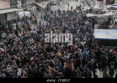 Gaza. 18 novembre 2024. Les gens attendent pour acheter du pain dans une boulangerie dans la ville de Khan Younis, dans le sud de la bande de Gaza, le 18 novembre 2024. L'Office de secours et de travaux des Nations Unies pour les réfugiés de Palestine dans le proche-Orient (UNRWA) a déclaré lundi qu'en raison de pénuries critiques de farine, les huit boulangeries soutenues par l'ONU à Deir al Balah et Khan Younis fonctionnaient à capacité réduite depuis des semaines, et beaucoup ont été forcées de fermer complètement. Crédit : Rizek Abdeljawad/Xinhua/Alamy Live News Banque D'Images