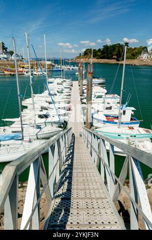 Bateaux amarrés dans l'estuaire à Douarnenez, Bretagne, France Banque D'Images