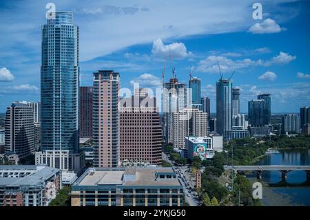 Austin Texas skyline avec nouvelle construction sur Rainey Street et cumulus nuages dans le ciel bleu. Banque D'Images