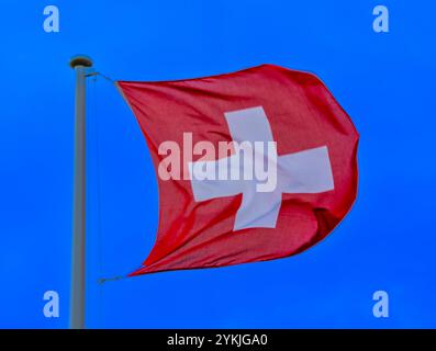 Die Schweizer Nationalfahne weht vor einem Privathaus vor blauem Himmel Leimbach Thurgau Schweiz *** le drapeau national suisse flotte devant une maison privée contre un ciel bleu Leimbach Thurgau Suisse Banque D'Images