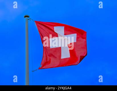 Die Schweizer Nationalfahne weht vor einem Privathaus vor blauem Himmel Leimbach Thurgau Schweiz *** le drapeau national suisse flotte devant une maison privée contre un ciel bleu Leimbach Thurgau Suisse Banque D'Images
