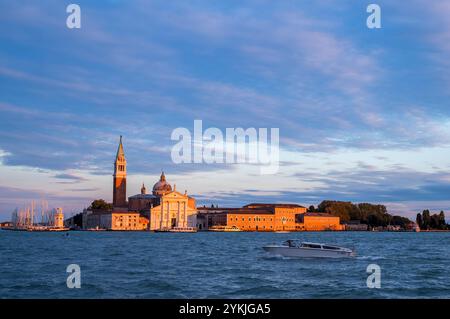 Vue sur Basilica di San Pietro di Castello avec bateau taxi à Venise, Italie. Banque D'Images