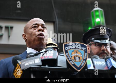 Manhattan, New York, Deer. 18 novembre 2024. (nouveau) conférence de presse avec le maire de la ville de new york eric adams, le commissaire de police par intérim du nypd tom donlon, l'officier robert garvey à manhattan. 18 novembre 2024, manhattan, New york, états-unis : suite à l'arrestation d'un suspect qui a poignardé trois personnes dans des incidents distincts qui ont fait deux morts et une femme blessée et lutté pour sa vie. Obligatoire (crédit image : © Kyle Mazza/TheNEWS2 via ZUMA Press Wire) USAGE ÉDITORIAL SEULEMENT! Non destiné à UN USAGE commercial ! Banque D'Images