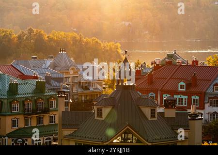 Mont-Tremblant, Québec, Canada - 03 octobre 2023 : toits de maisons entourés d'érables d'automne Banque D'Images