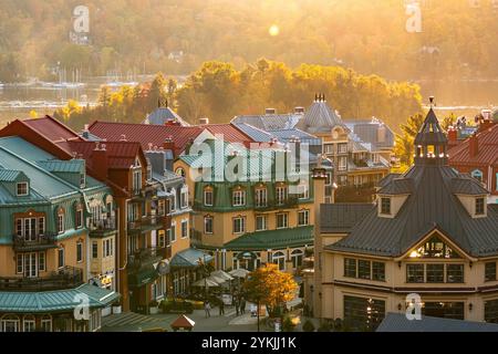 Mont-Tremblant, Québec, Canada - 03 octobre 2023 : toits de maisons entourés d'érables d'automne Banque D'Images