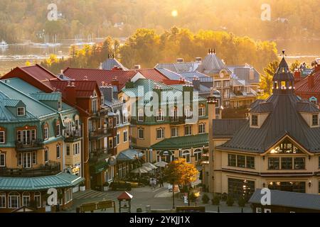 Mont-Tremblant, Québec, Canada - 03 octobre 2023 : toits de maisons entourés d'érables d'automne Banque D'Images