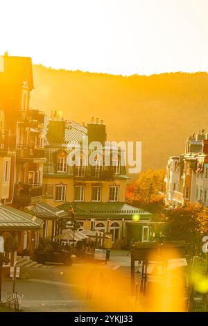 Mont-Tremblant, Québec, Canada - 03 octobre 2023 : toits de maisons entourés d'érables d'automne Banque D'Images