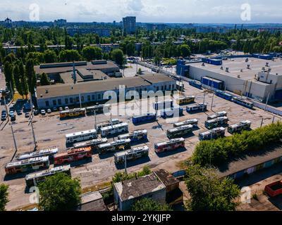 Trolleybus dans le parking au dépôt, vue aérienne. Banque D'Images